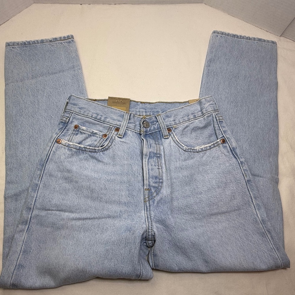 Levi's 501 Original Fit Jeans NWT  in a light wash size 26x28 - Picture 4 of 9